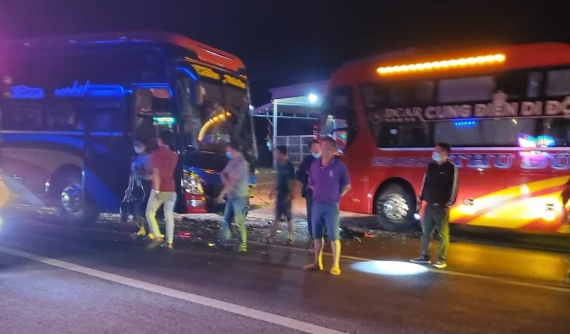 Đắk Nông: Hai xe khách đối đầu nhau khiến Quốc lộ 14 kẹt xe nghiêm trọng, hành khách la hét dữ dội