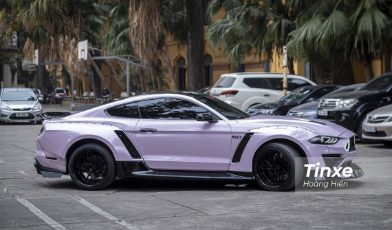 Sau Audi R8, Ford Mustang GT 5.0 độ độc nhất Việt Nam cũng bất ngờ "thay áo" màu hồng phấn