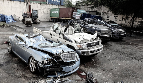 10 chiếc ô tô nhập lậu bị nghiền nát, có cả xe sang Bentley Continental GT và Range Rover