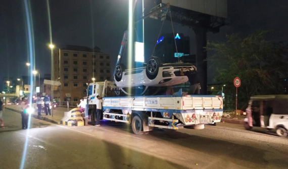 Porsche tông vào dải phân cách rồi lật ngửa trên đường, cách cứu hộ "cẩu xe" khiến không ít người choáng