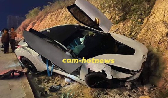 BMW i8 vỡ nát đầu xe sau khi tông xe máy rồi lao vào vách núi bên đường, 2 người bị bắt giữ