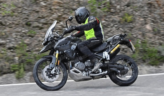 Xe việt dã Triumph Tiger 1200 sẽ được trang bị động cơ 3 xylanh mới mạnh mẽ hơn?