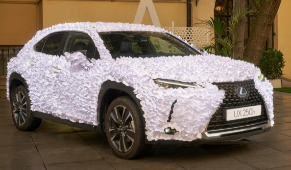 Ngắm nhìn chiếc Lexus UX nghệ thuật với thân vỏ bao phủ hàng nghìn cánh hoa giấy