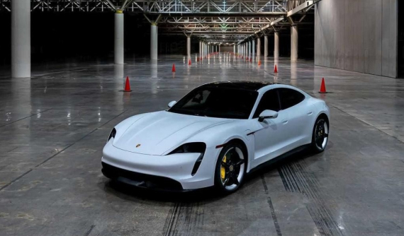 Porsche Taycan Turbo S phá kỷ lục tốc độ nhanh nhất trong nhà với tốc độ 165,2 km/h
