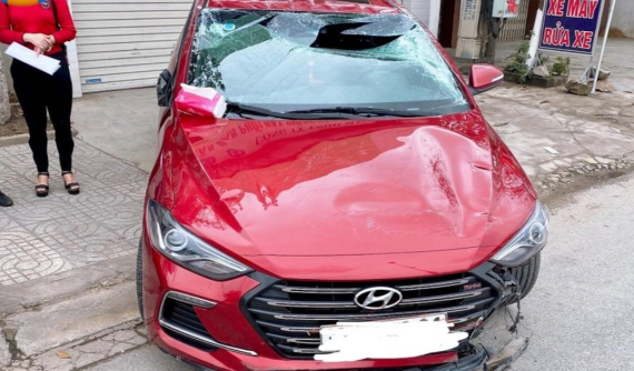 Nghệ An: Hyundai Elantra Sport tông dải phân cách và lật ngửa vào ngày đầu tiên của năm Tân Sửu