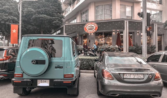 Không phải siêu xe đắt đỏ, Cường "Đô-la" cùng vợ trốn con nhỏ du Xuân trên chiếc Mercedes màu xanh