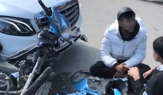 Thanh Hoá: Tông xe máy vào Mercedes-Benz, 2 thanh niên ngồi bệt xuống đường
