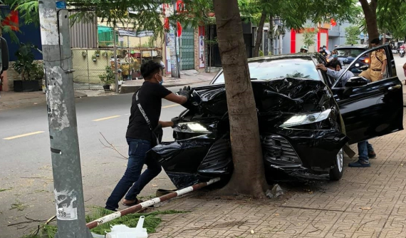 Sài Gòn: Toyota Camry hư hỏng nặng đầu xe sau khi lao lên vỉa hè, tông trúng cây xanh vào chiều mùng 1 Tết