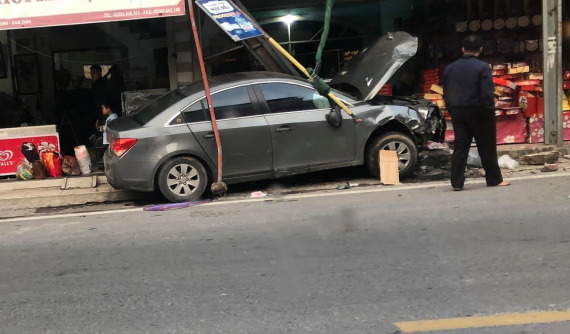 Nam Định: Daewoo Lacetti lao vào tạp hoá bên đường vào sáng mùng 2 Tết