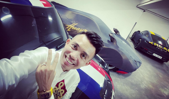 Minh "Nhựa" khoe ảnh chụp cùng dàn xe khủng dưới garage, Pagani Huayra vẫn bị trùm bạt