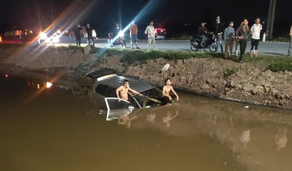 Hưng Yên: Toyota Innova nổ lốp, lao xuống ao vào tối ngày mùng 2 Tết