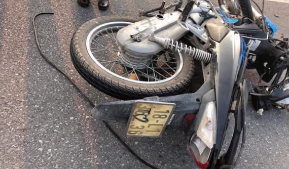 Video: Vượt ẩu và đối đầu xe buýt, người đàn ông đi xe máy tử vong vào chiều 30 Tết tại Nam Định