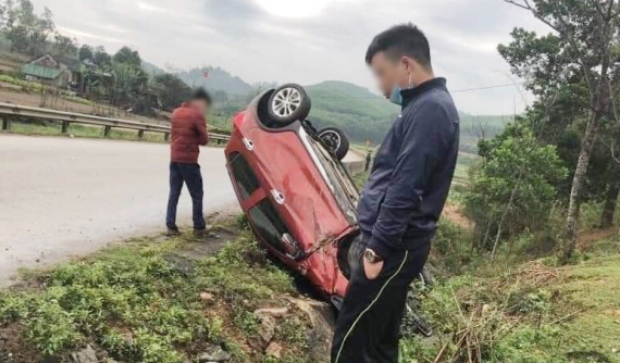 Nghệ An: VinFast Fadil lật ngửa bên đường vào ngày đầu Xuân Tân Sửu, dân mạng tò mò nguyên nhân