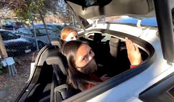 Đây là minh chứng cho thấy hàng ghế thứ 3 của Tesla Model Y nhỏ đến thế nào