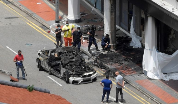 Video: BMW M4 tông vào cửa hàng, bốc cháy dữ dội, 5 người tử vong