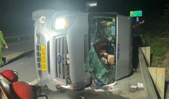 Tài xế xe khách tử vong trong tai nạn trên cao tốc Nội Bài - Lào Cai, nghi là do cãi nhau với người phụ nữ đi cùng