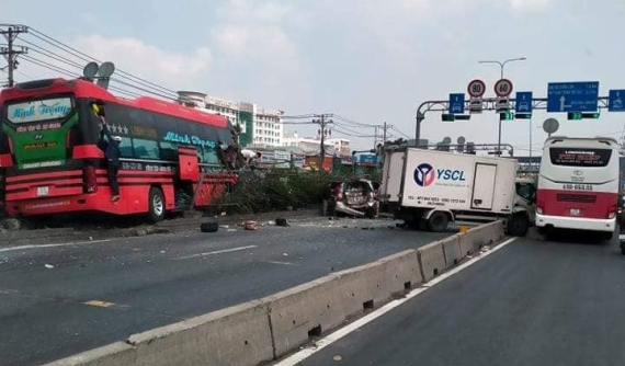 Thủ Đức: Tông xe liên hoàn mùng 4 Tết khiến Toyota Innova nát bét đuôi xe, nhiều hành khách nháo nhào bỏ chạy