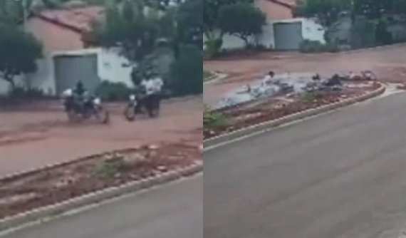 Video quay lại cảnh 2 xe máy tông nhau ở ngã tư khiến người xem "nổi hết da gà"