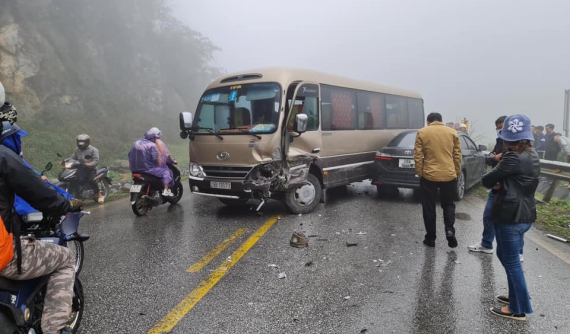 Hòa Bình: Xe khách lấn làn, tông liên hoàn 2 ô tô con Toyota Camry và Toyota Corolla Altis
