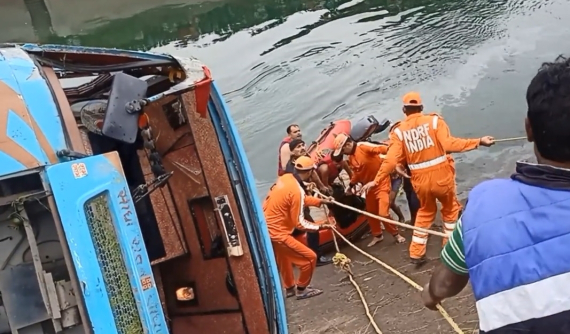 Video: Xe buýt lao xuống kênh tại Ấn Độ khiến hơn 50 người thương vong