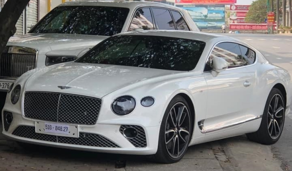 Bentley Continental GT V8 đỗ cùng Rolls-Royce Cullinan trên vỉa hè tại Thái Nguyên trong ngày Xuân
