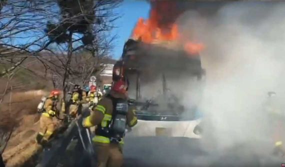 Xe buýt điện Hyundai Elec City bốc cháy thành tro, nguyên nhân có thể là vì cụm pin trên nóc