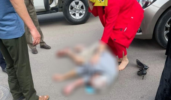 Video quay khoảnh khắc chiếc ô tô Mazda2 do nữ tài xế cầm lái tông trúng cụ ông tại quảng trường ở Sơn La