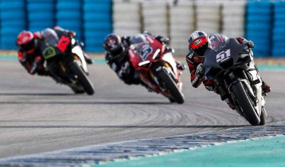 Ducati Panigale V4 S chỉ chậm hơn hai giây so với siêu xe đua MotoGP