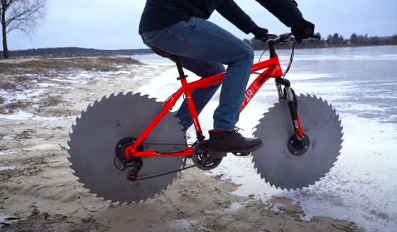 Icycle - Chiếc xe đạp dùng bánh xe bằng lưỡi cưa, di chuyển trên mặt băng dễ như bỡn