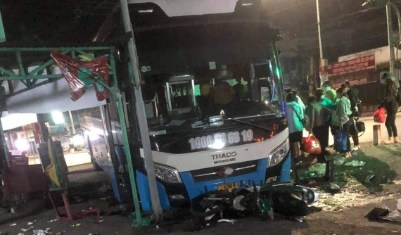 Video: Ô tô khách lao vào quán hủ tiếu bên lề đường tại Đồng Nai, người đàn ông đang ăn dở vội vã bỏ chạy