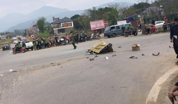 Video hé lộ khoảnh khắc thanh niên đi xe máy phóng như bay, tông trúng xe ben tại Vĩnh Phúc