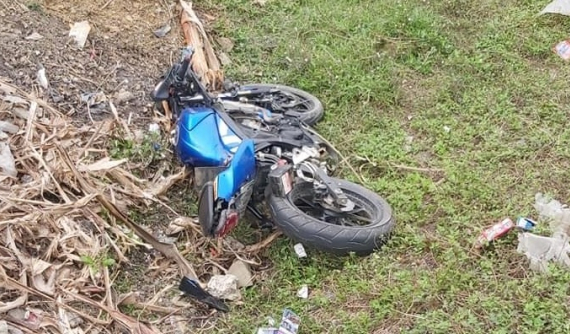 Hòa Bình: Xe côn tay Suzuki GSX-R150 thử độ "cứng" với bán tải Ford Ranger và cái kết