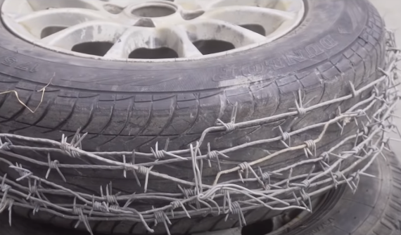 Người Nga thử nghiệm tự tạo lốp xe đi tuyết bằng cách quấn dây thép gai