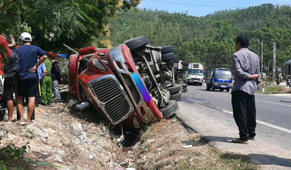 Phú Yên: Xe container lật tại khúc cua, đè trúng xe máy khiến 1 người tử vong