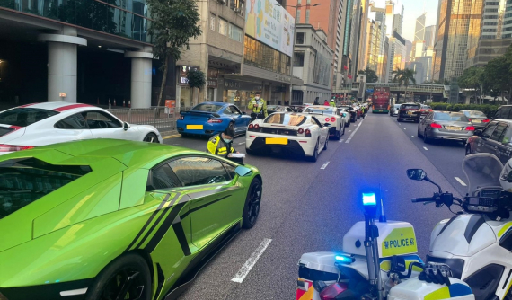 Video: Cảnh sát chặn 45 siêu xe ở Hong Kong khiến không ít cư dân mạng tò mò tìm hiểu nguyên nhân