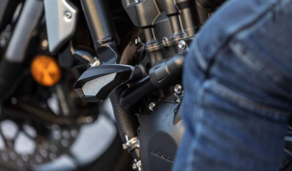 Không chỉ bảo vệ người lái, Givi vừa cho ra mắt loạt khung chống đổ điệu đà dành cho xe mô tô