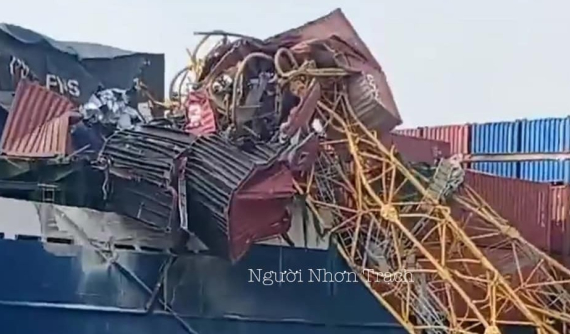 Video: Khoảnh khắc tàu chở 357 container đâm gãy cần cẩu thi công cầu Phước Khánh