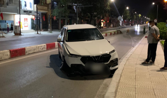 Quảng Ninh: Tông vào dải phân cách, ô tô VinFast LUX SA2.0 gãy trục trước