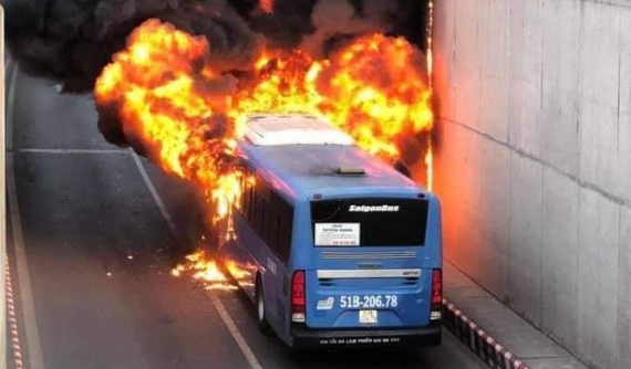 Video quay lại cảnh xe buýt bất ngờ "cháy như đuốc" ở hầm chui An Sương