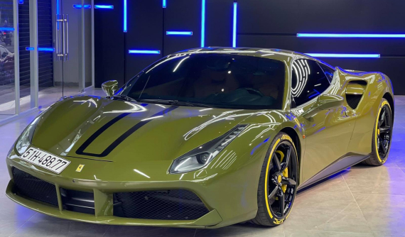 Ferrari 488 GTB màu xám được chủ đổi phong cách với màu xanh rêu đậm lạ mắt