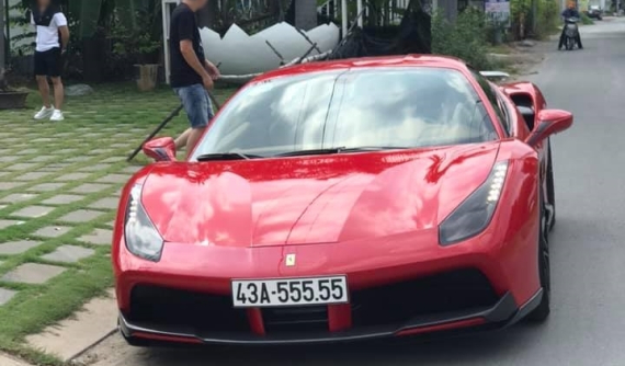 Video: Siêu xe Ferrari 488 GTB biển "ngũ quý" 5 xuất hiện tại quận 12 thu hút sự chú ý của người đi đường