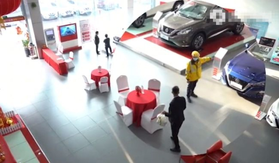 Vào đại lý ô tô Nissan để giao đồ ăn rồi thấy chiếc xe đẹp, anh chàng shipper "xuống tiền" mua luôn