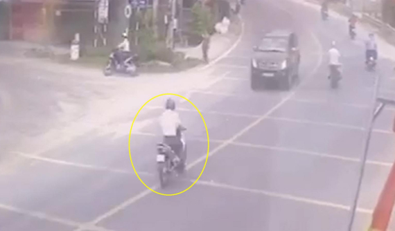Video: Chạy về nhà báo tin bố bị tai nạn, người đàn ông đối đầu xe bán tải, tử vong tại An Giang