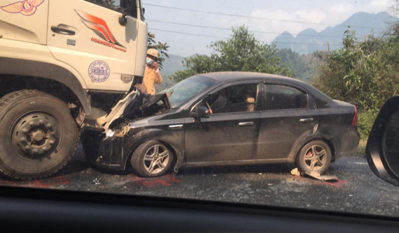 Hoà Bình: Xe tải lấn sang làn đường ngược chiều ở khúc cua, tông trực diện vào ô tô, 1 người bị thương