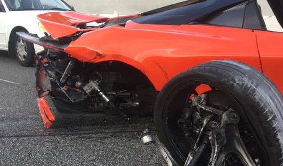Đua với Lamborghini Huracan, siêu xe McLaren 720S Spider bị tai nạn và gãy trục