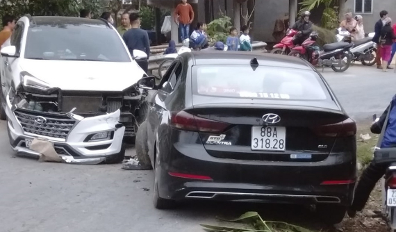 Video quay khoảnh khắc 2 chiếc ô tô Hyundai va chạm trực diện tại Hà Giang