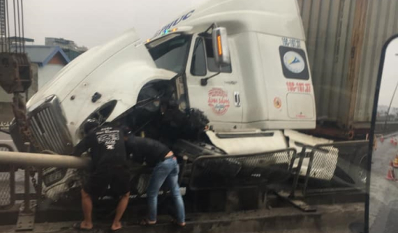 Hà Nội: Xe container tông dải phân cách trên vành đai 3, giao thông 2 chiều ùn tắc