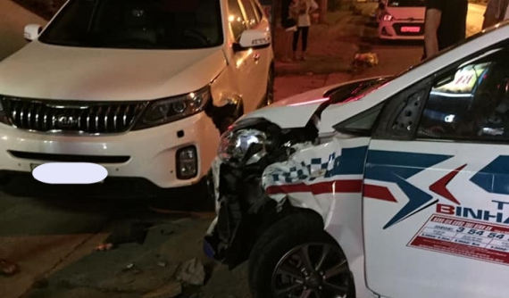 Thái Nguyên: Xe taxi gãy trục bánh trước sau va chạm với Kia Sorento và xe máy