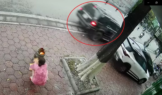 Video: Tài xế lái Ford Escape lao vào vỉa hè, tông liên hoàn 2 ô tô đang đỗ rồi bỏ chạy tại Hải Phòng