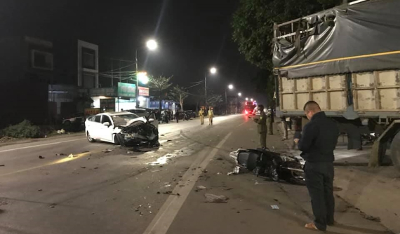 Thái Nguyên: Xe tải lao vào cổng nhà dân sau va chạm với ô tô con và xe máy, 4 người bị thương